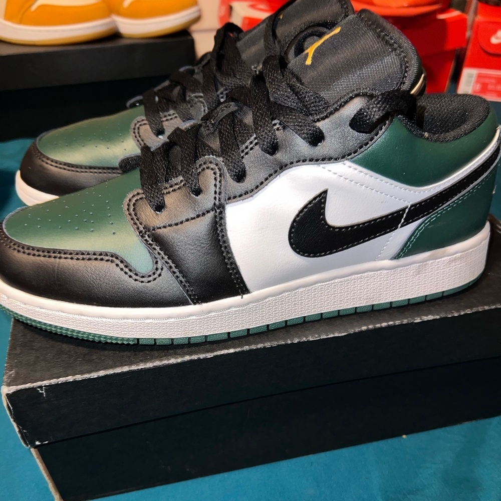 Jordan Kids
Air Jordan 1 Low "Green Toe" sneakers💚🖤🤍